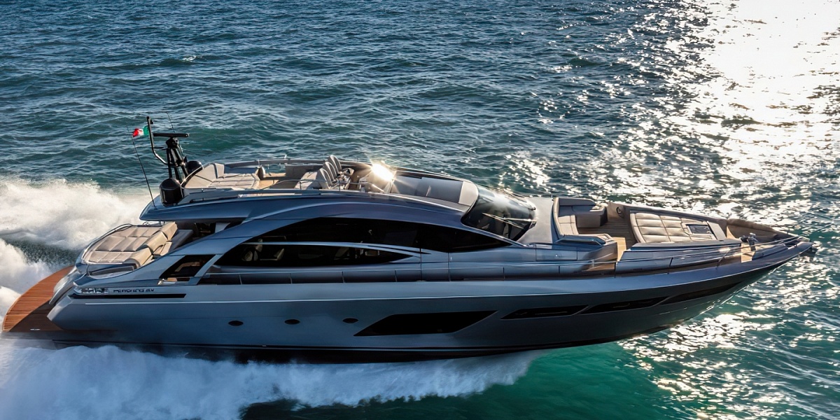 Продается моторная яхта PERSHING 8X 2022г.